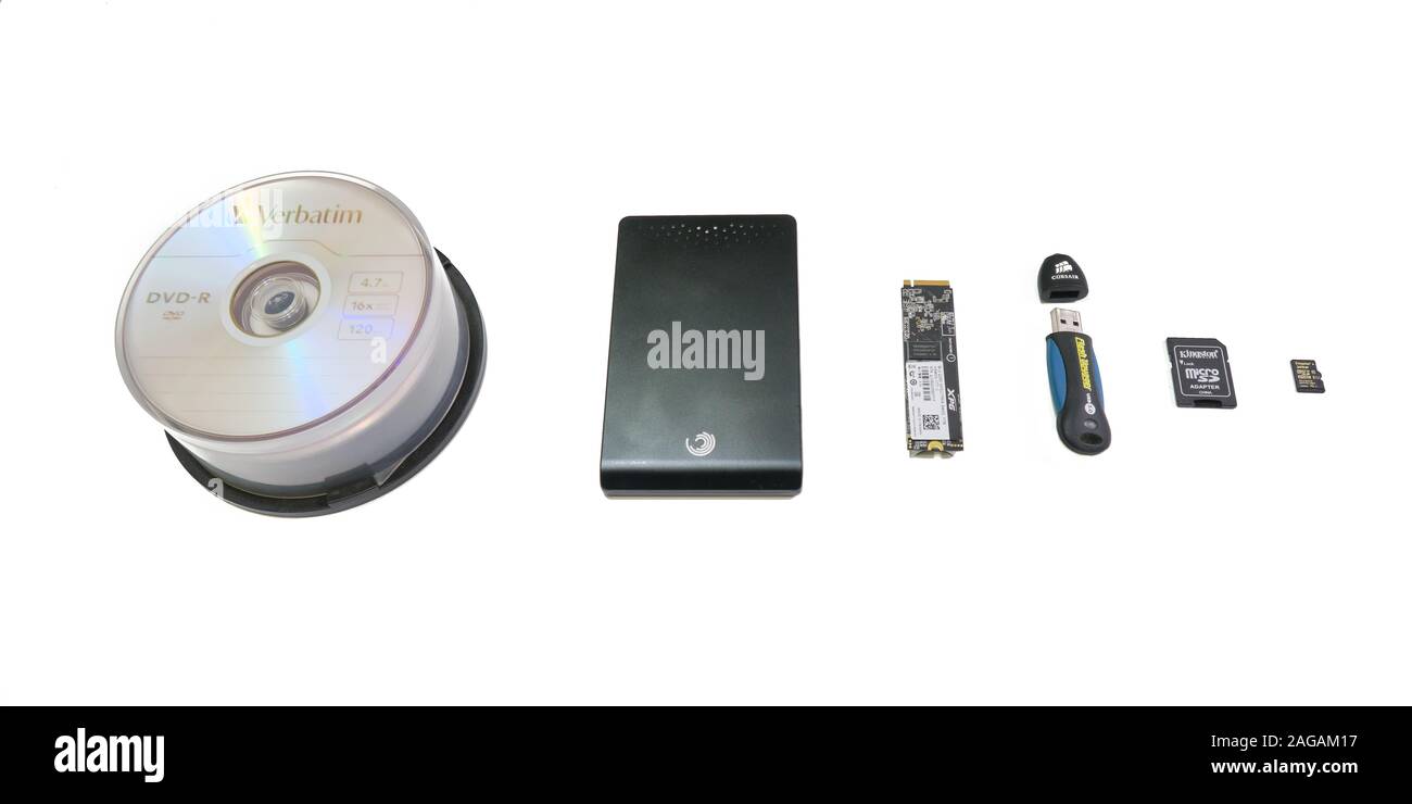 Bucarest, Romania - 13 dicembre 2019: vari supporti di memorizzazione: dischi DVD, disco rigido esterno, unità SSD interna, unità flash, scheda microSD, isolata su Foto Stock