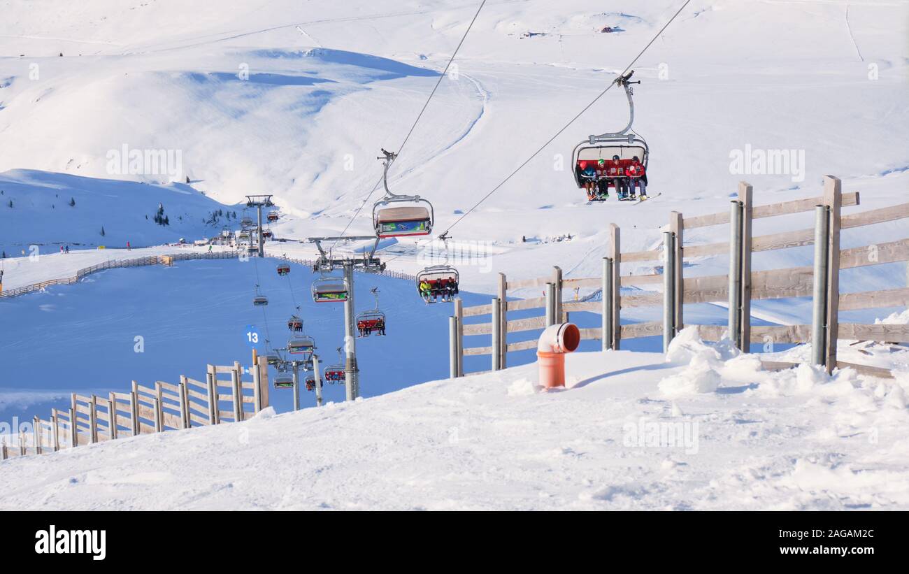 Sinaia, Romania - 16 dicembre 2019: seggiovia e la recinzione di legno a COTA 2000, Sinaia ski domain, Romania, su una soleggiata giornata invernale. Foto Stock