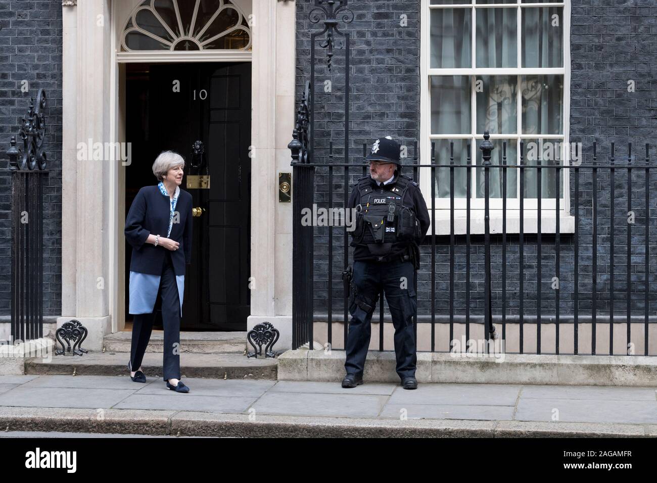 Theresa Maggio il Primo ministro britannico, lasciando n. 10 per salutare Donald Tusk, Presidente del Consiglio europeo, come egli arriva a 10 Downing Street, L Foto Stock