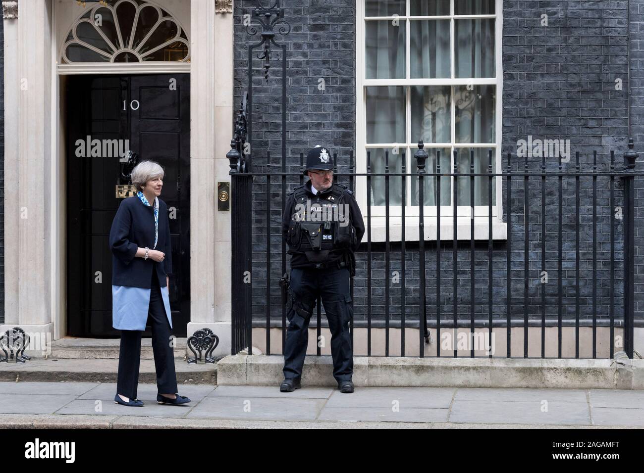 Theresa Maggio il Primo ministro britannico, lasciando n. 10 per salutare Donald Tusk, Presidente del Consiglio europeo, come egli arriva a 10 Downing Street, L Foto Stock