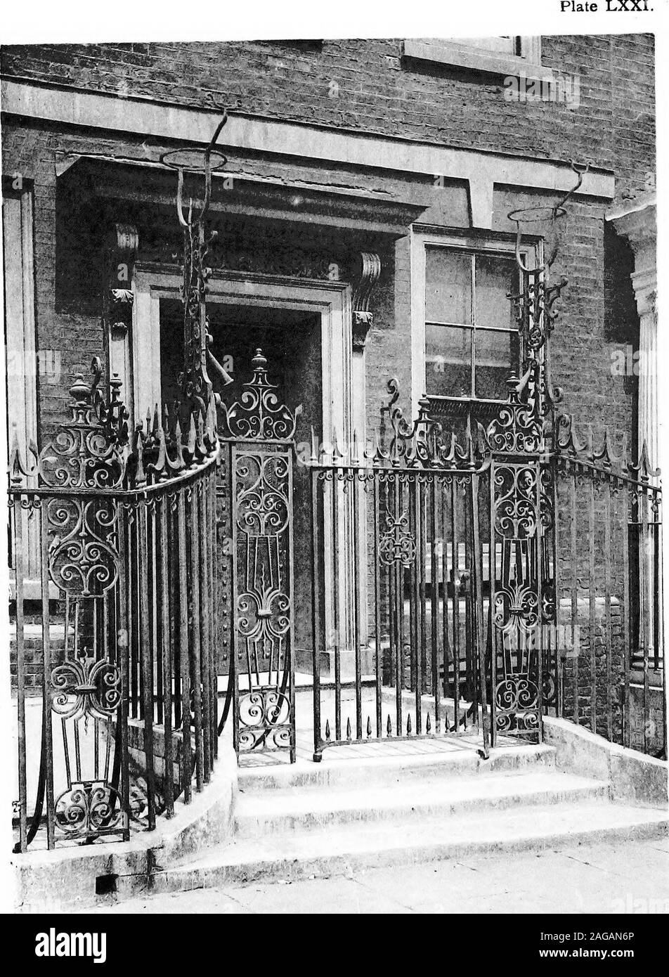 . Inglese di elementi in ferro battuto del XVII e XVIII secolo; uno storico & analytical conto dello sviluppo esterno smithcraft. a;&GT; •A I H E-&gt; 7^ &lt; Ui o. GATE, PORTALAMPADE E AREA RINGHIERE IN GREATORMOND Street, Bloomsbury. Ringhiere 235 a Manor Street, Chelsea, deve a lungo poiché sono scomparsi. Ithad sottili lesene a lira, la lira contorno concentricallyone ripetute all'interno dell'altro, con foglie, cartigli e innervato centerbar, e piramide G scorre. I capi sono stati forgiati separatamente,alternativamente una frondosa freccia-punto stampato aride spike, fissata dal tenonsto verticali di seguito: il nostro Foto Stock
