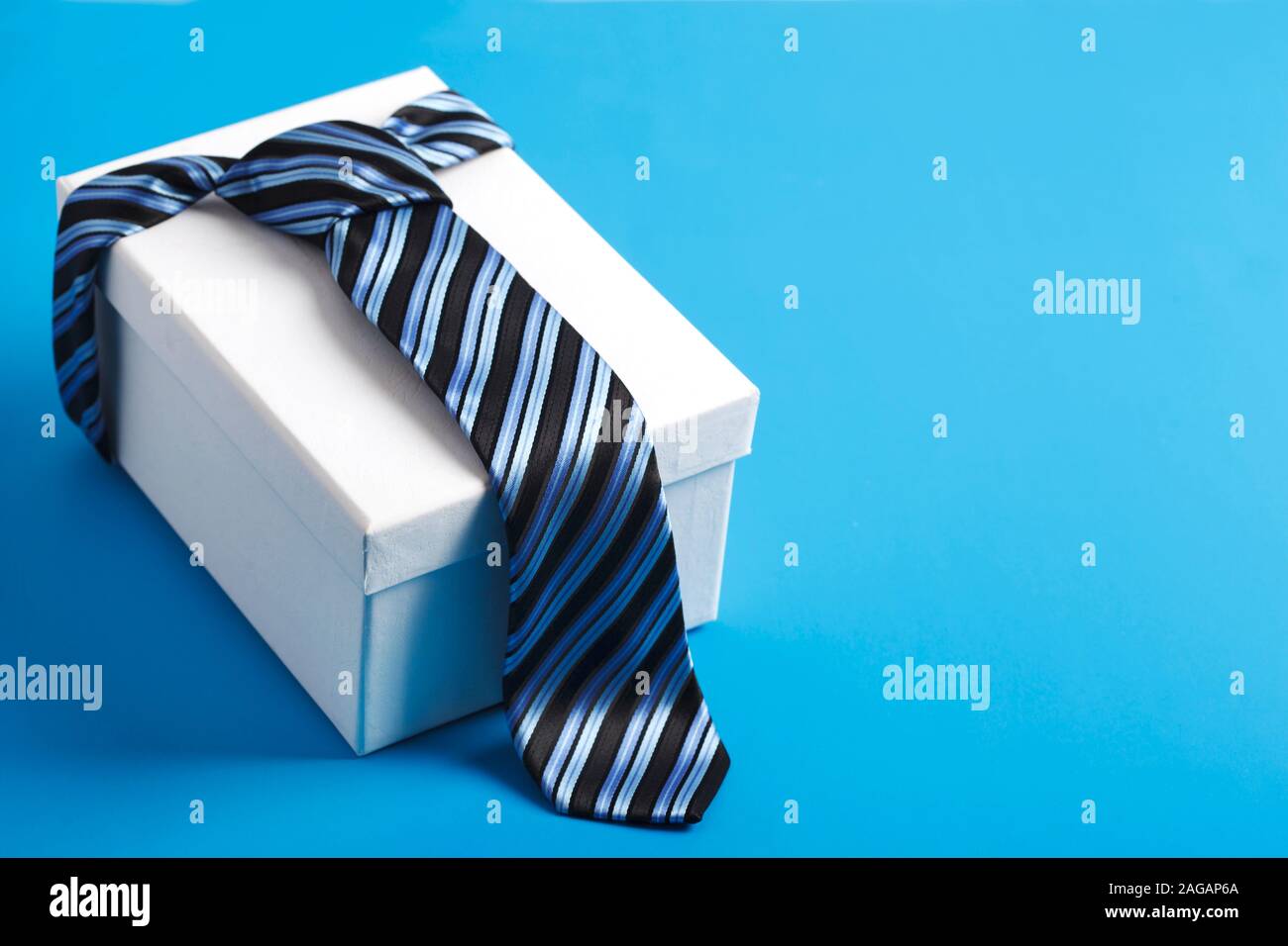 Confezione regalo con strisce blu cravatta. Felice Festa del papà idea,  segno, simbolo. Sfondo di vacanza Foto stock - Alamy