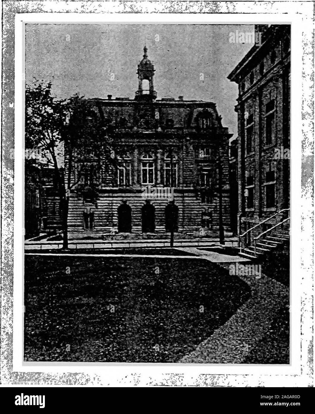 . Meglio Binghamton; una relazione al Mercantile-Press Club di Binghamton, N. Y., settembre 1911. lc Avhich slinksto ora la porta sul retro della casa corte essere reso stabile e forte,raddrizzare, ampliato e portato a Collier Street.La City Hall Frenchy facciata è direttamente sul suo asse; la passeggiata puòessere realizzato un approccio principale-sarebbe non poca comodità; edal sarà aperto la migliore vista del municipio. Naturalmente thejail è comodamente vicino; ma è vicino a tutto e come panchine sono ora locatedto permettono alle persone di sedersi andlook, il suggestionthat sarebbe se Foto Stock