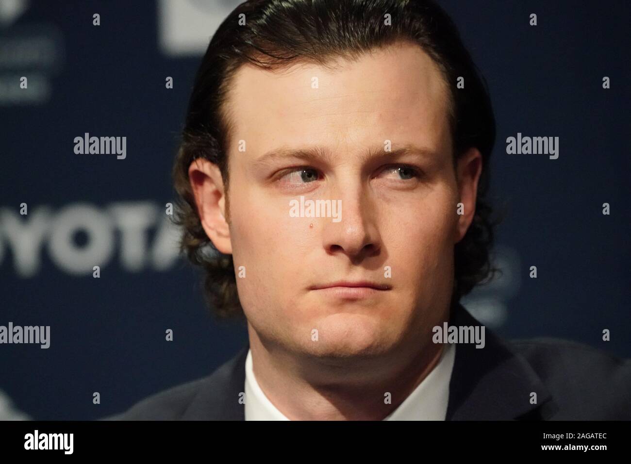 Bronx, Stati Uniti. Xviii Dicembre, 2019. Gerrit Cole guarda su come i New York Yankees tenere una conferenza stampa di presentazione del loro nuovo $324 milioni brocca Gerrit Cole allo Yankee Stadium di New York City il Mercoledì, 18 dicembre 2019. È il più grande contratto di baseball di sempre in termini di valore medio annuo a $36 milioni. Foto di Bryan Smith/UPI Credito: UPI/Alamy Live News Foto Stock
