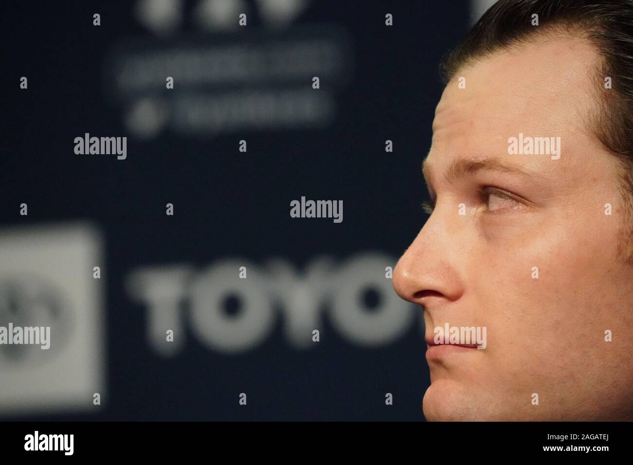 Bronx, Stati Uniti. Xviii Dicembre, 2019. Gerrit Cole guarda su come i New York Yankees tenere una conferenza stampa di presentazione del loro nuovo $324 milioni brocca Gerrit Cole allo Yankee Stadium di New York City il Mercoledì, 18 dicembre 2019. È il più grande contratto di baseball di sempre in termini di valore medio annuo a $36 milioni. Foto di Bryan Smith/UPI Credito: UPI/Alamy Live News Foto Stock