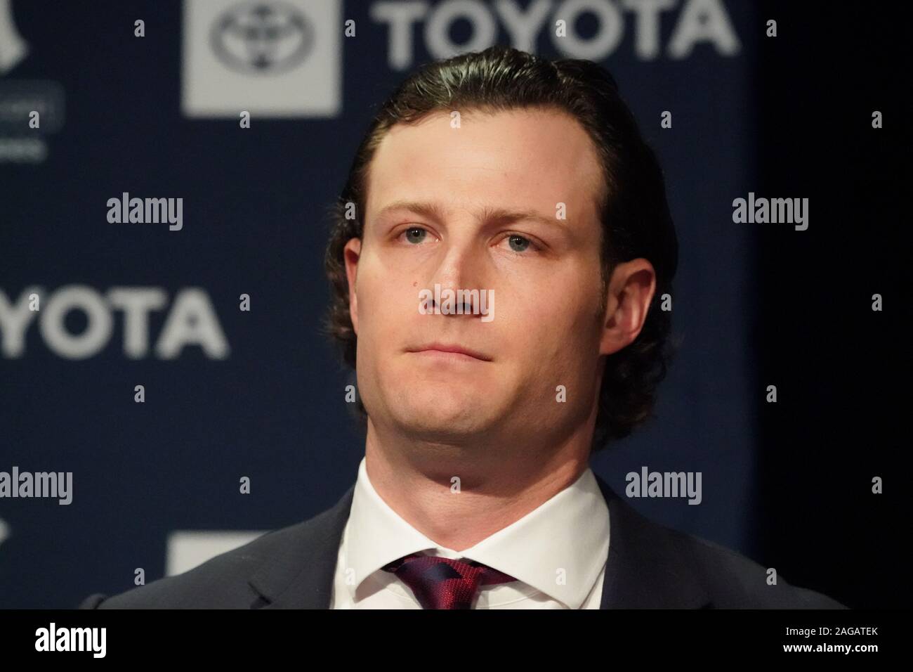 Bronx, Stati Uniti. Xviii Dicembre, 2019. Gerrit Cole guarda su come i New York Yankees tenere una conferenza stampa di presentazione del loro nuovo $324 milioni brocca Gerrit Cole allo Yankee Stadium di New York City il Mercoledì, 18 dicembre 2019. È il più grande contratto di baseball di sempre in termini di valore medio annuo a $36 milioni. Foto di Bryan Smith/UPI Credito: UPI/Alamy Live News Foto Stock