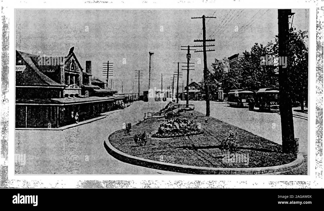 . Meglio Binghamton; una relazione al Mercantile-Press Club di Binghamton, N. Y., settembre 1911. Un esempio molto semplice di modificare, che significherebbe molto nel modo di con-venience e adattamento ordinata da utilizzare, sarebbe la costruzione, sullato superiore dei gradini che portano dalla stazione al livello thestreet, di un oblungo, bassa, calcestruzzo piattaforma di attesa e quindi theswinging dei binari del tram dal centro della strada versoil lato di questa piattaforma. Diverse linee di auto rendono la stazione theirterminal punto, e la linea di automobili fino al centro della strada. "Vr7<wj.8ggi^ ? Aspettavano il loro turno per andare Foto Stock