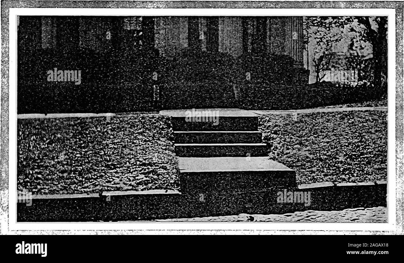 . Meglio Binghamton; una relazione al Mercantile-Press Club di Binghamton, N. Y., settembre 1911. tà di arginare la carreggiata. Questo metodo riduce i costi di costruzione e providesa terrazza che offre proprietà di battuta più vicino alla strada, whilethere è sollevato alcuna obiezione riguardo al marciapiede avente un po stiffergrade rispetto alla strada. Vi persino i risultati un inasprimento ofstreet picturesqueness. Va detto tuttavia che Binghamton residence streetsare reso accattivante da un eccezionalmente uniforme, e altogethercharming, assenza di recinti frontali. Alberi, troppo, sono molte e di dimensioni ofgood; ma sono in Foto Stock