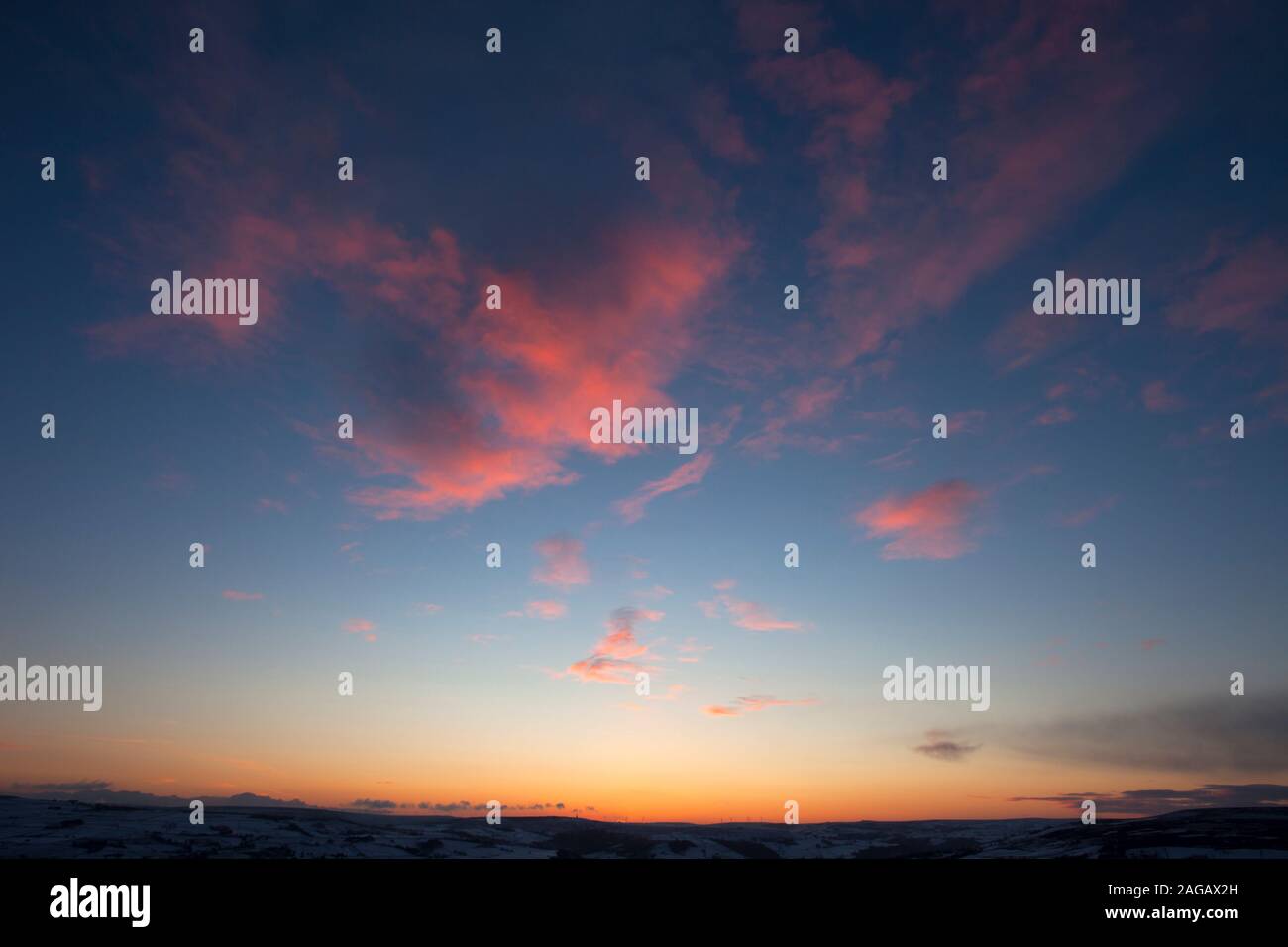 Un ampio angolo di tramonto sopra la valle di Calder, West Yorkshire, mostrando grande del cielo e le nuvole. Foto Stock