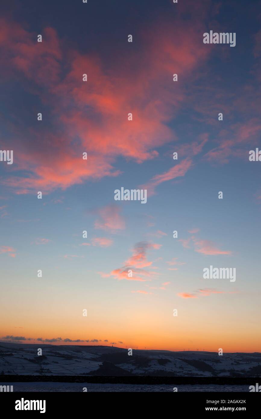 Un ampio angolo di tramonto sopra la valle di Calder, West Yorkshire, mostrando grande del cielo e le nuvole. Foto Stock