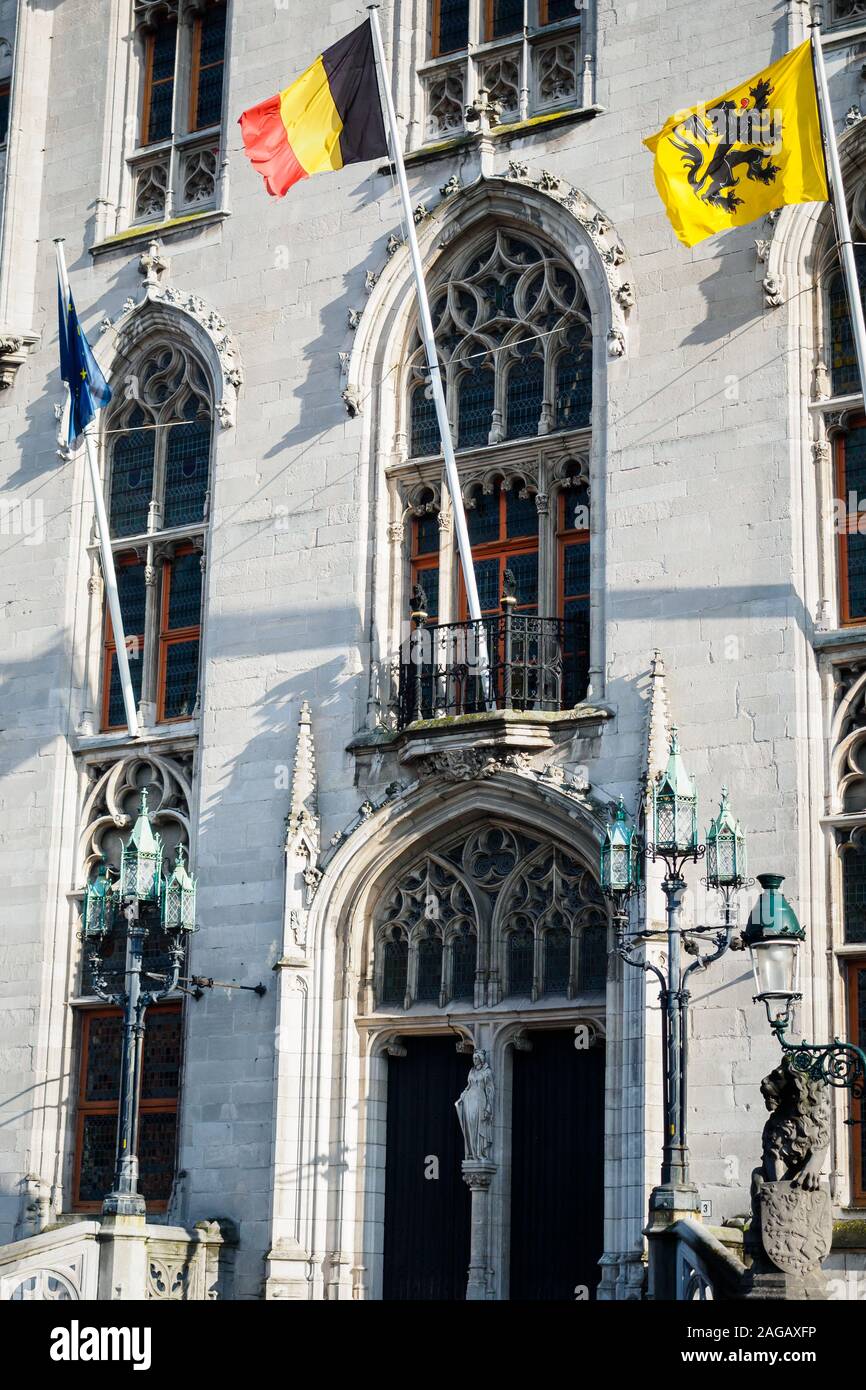 Belga e bandiere europee sulla facciata del palazzo provinciale a Bruges in Belgio Foto Stock