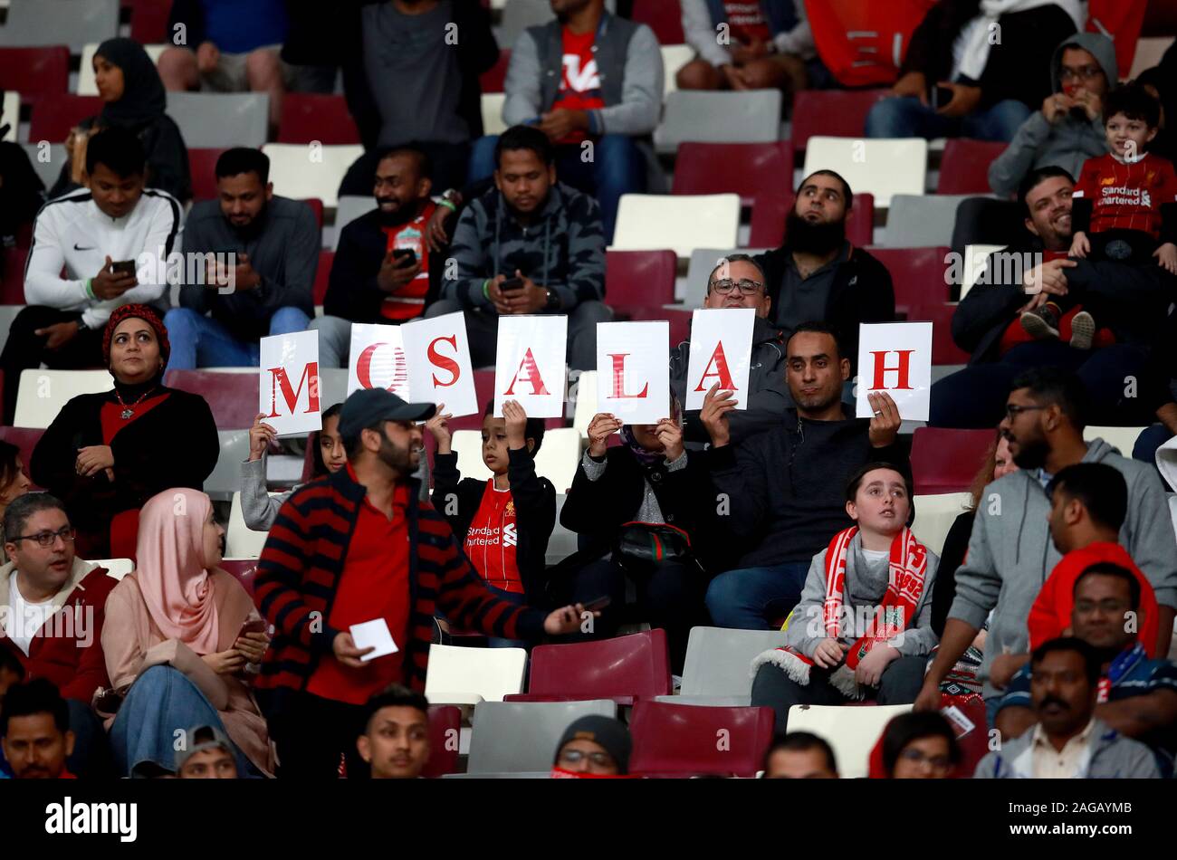 Ventilatori in gabbie compitare Liverpool è Mohamed Salah nome in stand durante il FIFA Club World Cup semi finale corrisponde al Khalifa International Stadium di Doha. Foto Stock