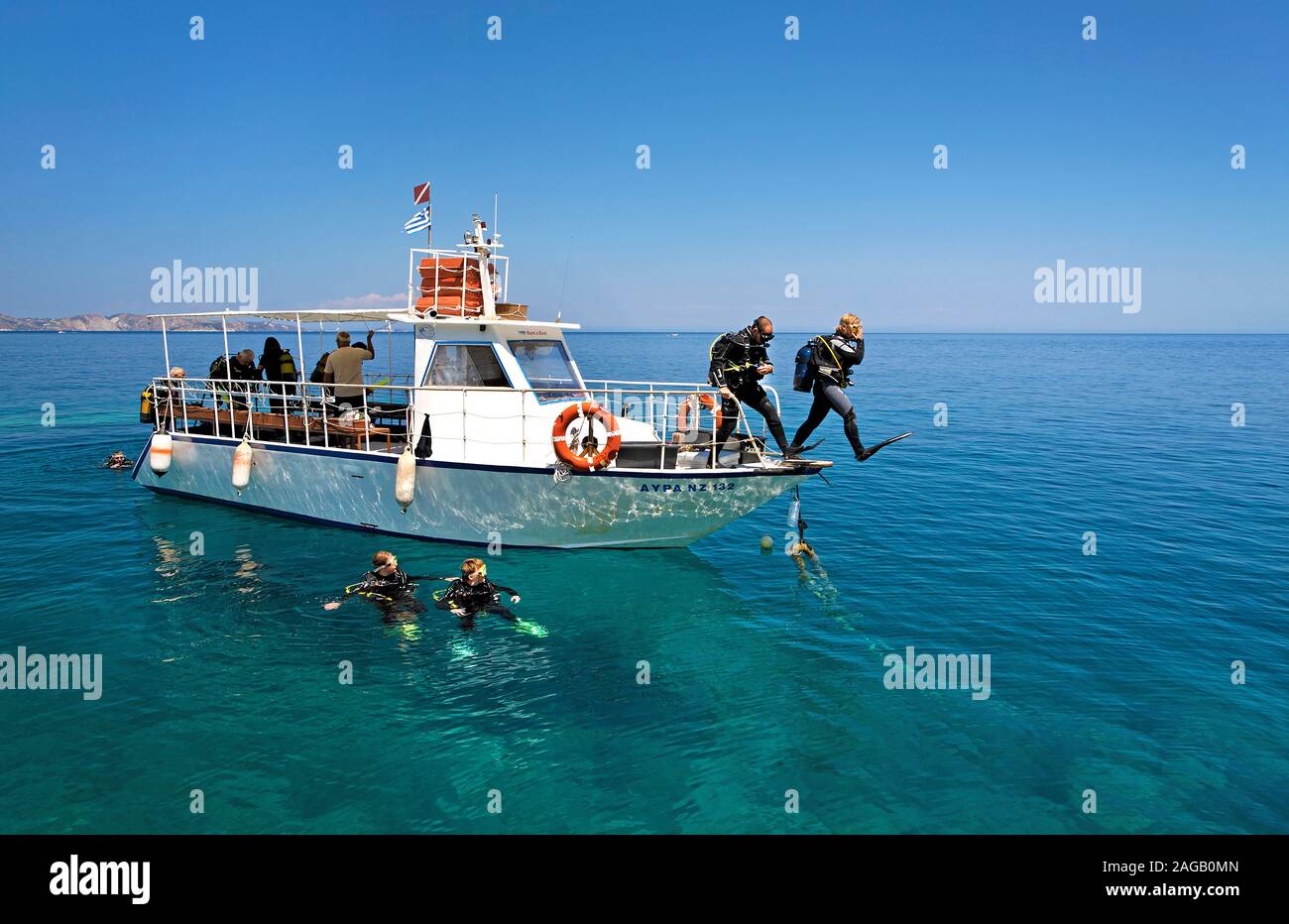 Scuba Diver saltando dalla barca in mare, l'isola di Zante, Grecia Foto Stock