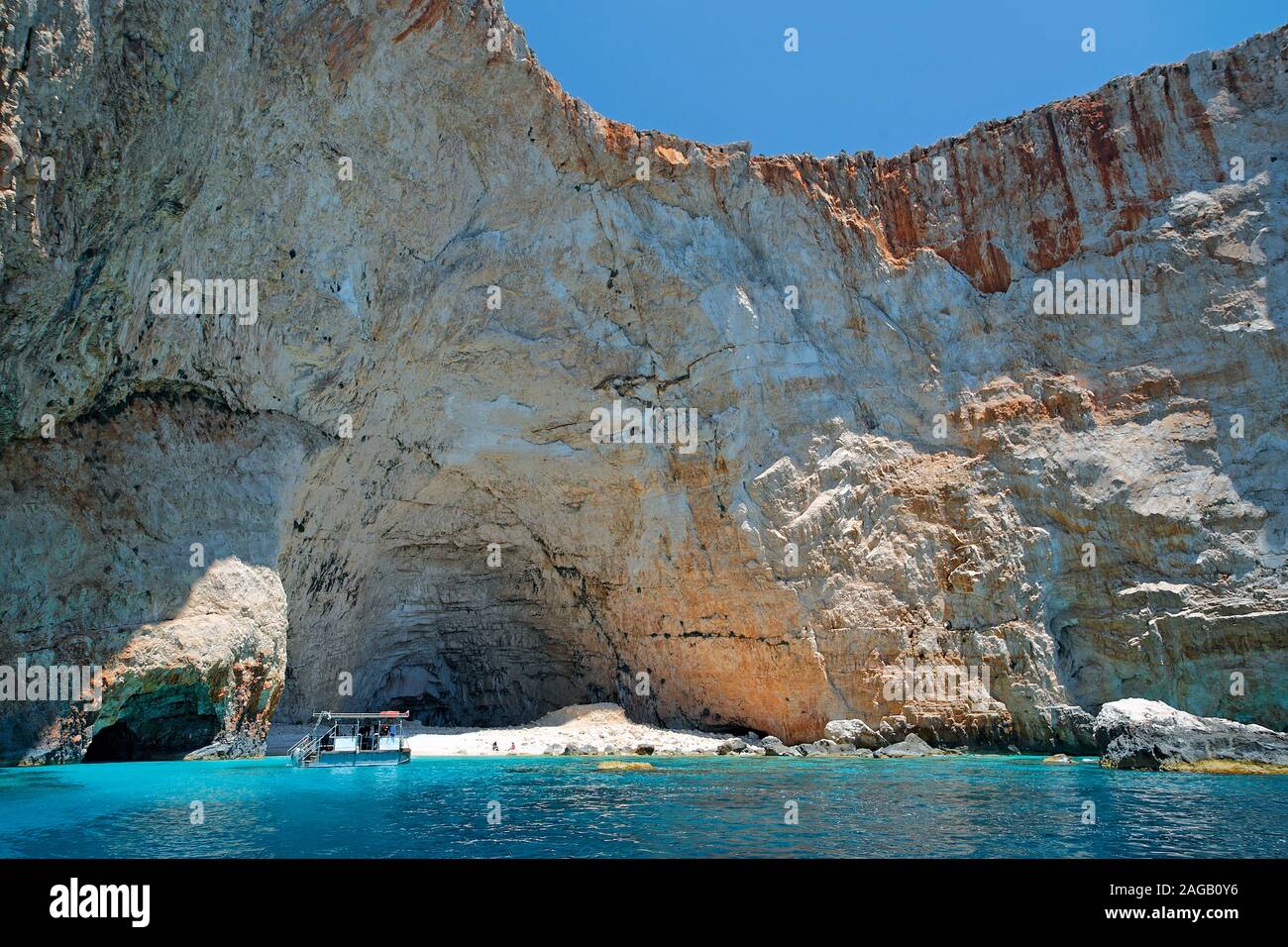 Barca a un hidden piccola spiaggia presso la costa rocciosa, Zante Island, Grecia Foto Stock