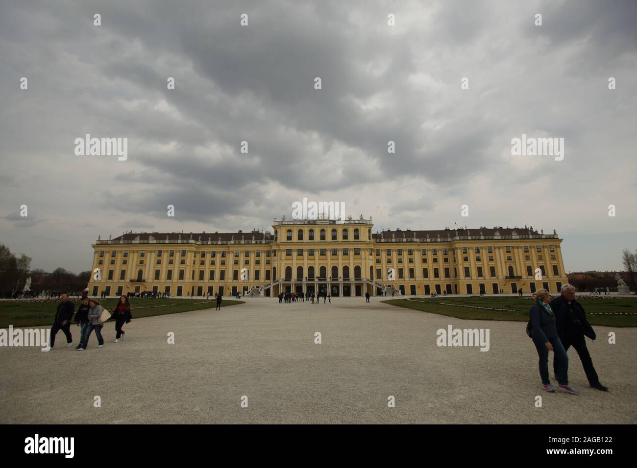 Il Palazzo di Schönbrunn fu la principale residenza di estate dei righelli asburgica, situato in Hietzing, Vienna. Il 1,441-camera palazzo rococò è uno dei più importanti architettonico, culturale e monumenti storici nel paese. A partire dalla metà degli anni cinquanta è stato una grande attrazione turistica. La storia del palazzo e dei suoi vasti giardini che copre oltre 300 anni, che riflette il cambiamento dei gusti, degli interessi e delle aspirazioni dei successivi monarchi asburgica.Nel 1569, il Sacro Romano Imperatore Massimiliano II ha acquistato una grande pianura alluvionale del fiume Wien al di sotto di una collina, situato tra Meidling e Hietzing, dove un modulo Foto Stock