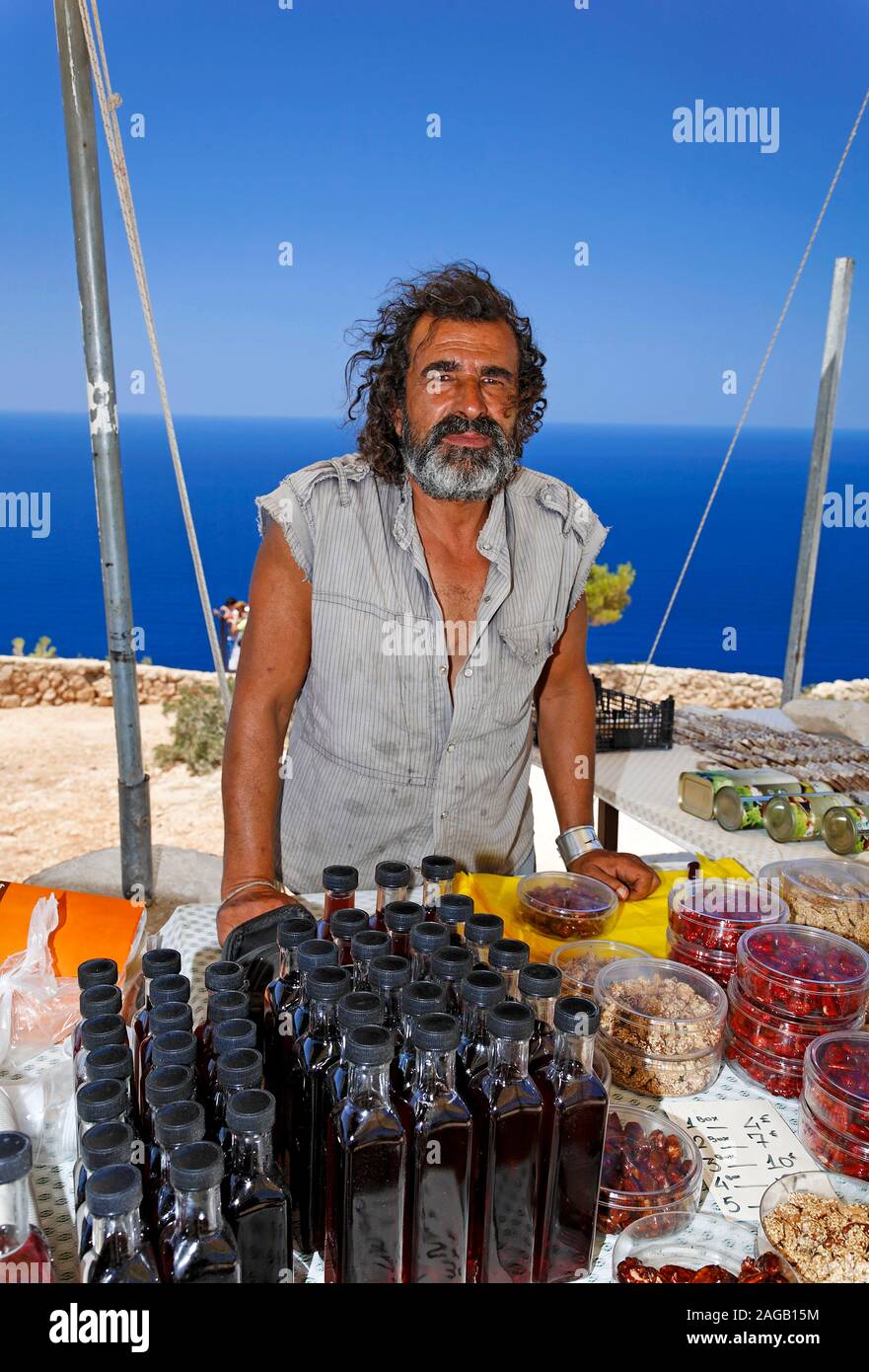 Uomo greco vende prodotti locali come olio d'oliva, l'isola di Zante, Grecia Foto Stock