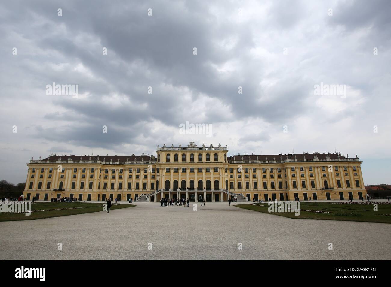 Il Palazzo di Schönbrunn fu la principale residenza di estate dei righelli asburgica, situato in Hietzing, Vienna. Il 1,441-camera palazzo rococò è uno dei più importanti architettonico, culturale e monumenti storici nel paese. A partire dalla metà degli anni cinquanta è stato una grande attrazione turistica. La storia del palazzo e dei suoi vasti giardini che copre oltre 300 anni, che riflette il cambiamento dei gusti, degli interessi e delle aspirazioni dei successivi monarchi asburgica. Nel 1569, il Sacro Romano Imperatore Massimiliano II ha acquistato una grande pianura alluvionale del fiume Wien al di sotto di una collina, situato tra Meidling e Hietzing, dove un per Foto Stock