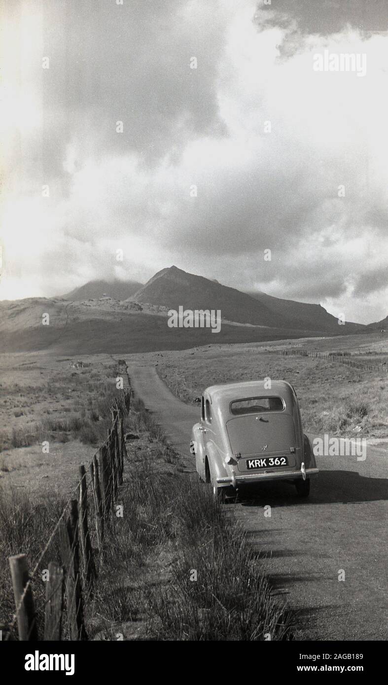 Anni '1950, storica, un'auto automobilistica dell'epoca parcheggiata su una stretta strada di campagna a Long Mynd, Shropshire, Inghilterra, un altopiano di brughiera e brughiera, di cui nel 1965 grandi aree, quasi tutta la sua area montana, sono state portate dal National Trust e designate come un'area di straordinaria bellezza naturale (ANOB). Foto Stock