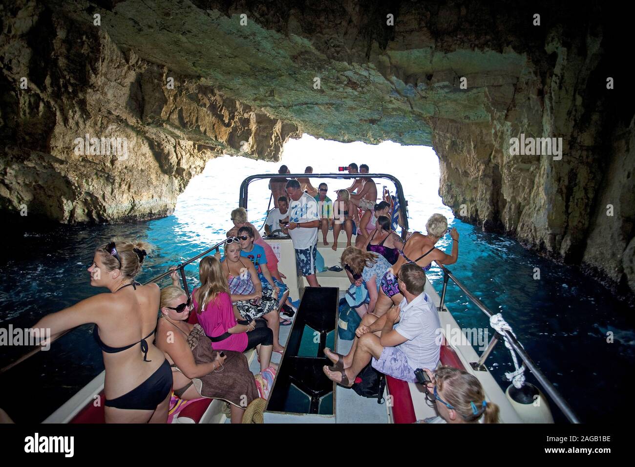 Imbarcazione da diporto con i turisti all'interno della grotta blu, Kap Capo Skinari, Zante Island, Grecia Foto Stock