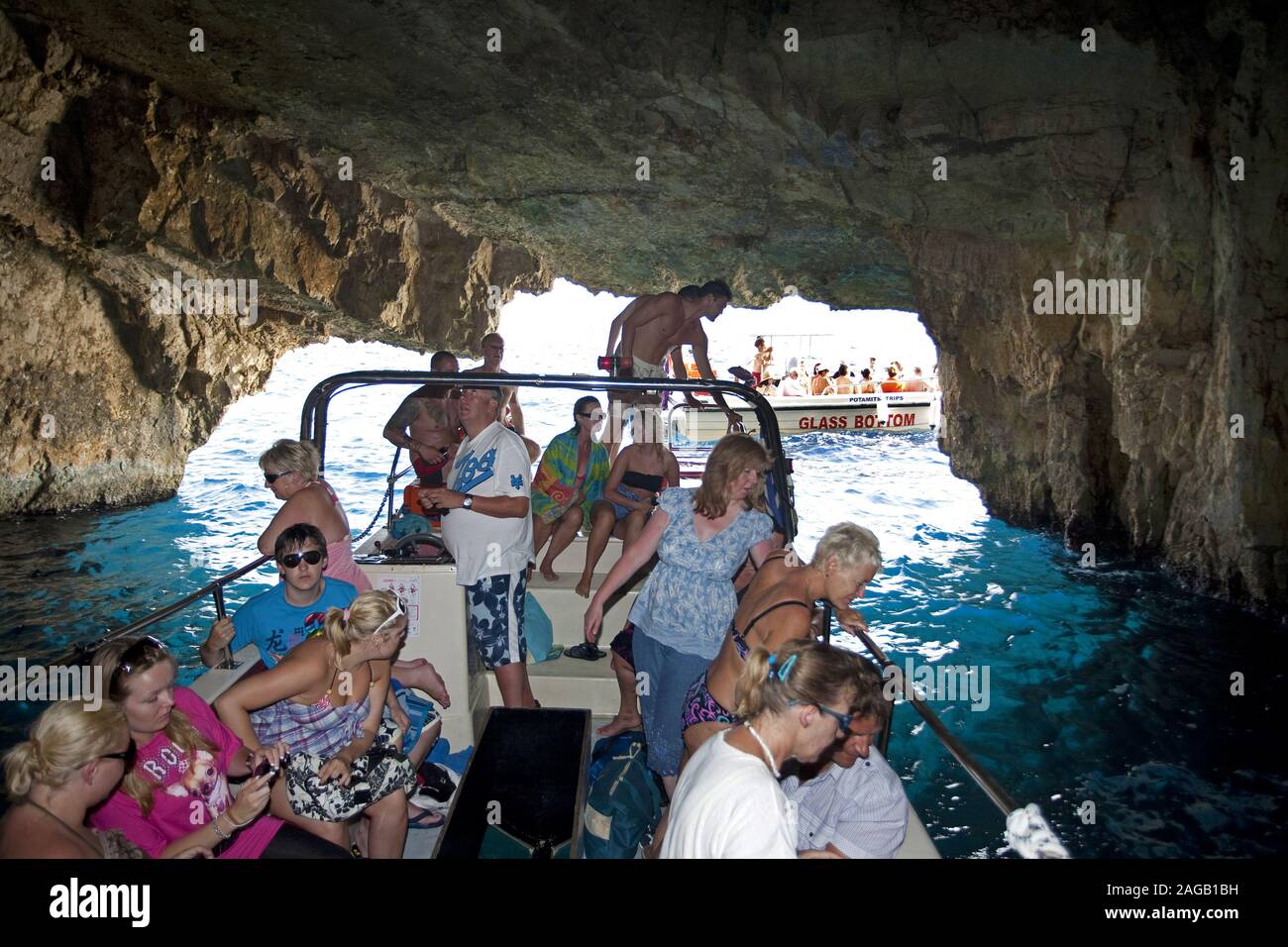 Imbarcazione da diporto con i turisti all'interno della grotta blu, Kap Capo Skinari, Zante Island, Grecia Foto Stock