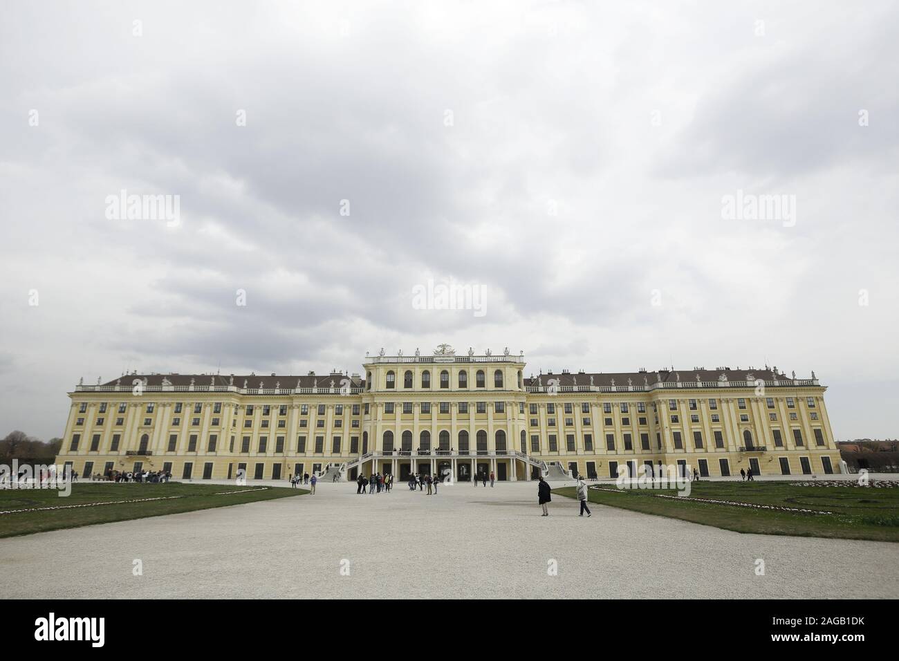 Il Palazzo di Schönbrunn fu la principale residenza di estate dei righelli asburgica, situato in Hietzing, Vienna. Il 1,441-camera palazzo rococò è uno dei più importanti architettonico, culturale e monumenti storici nel paese. A partire dalla metà degli anni cinquanta è stato una grande attrazione turistica. La storia del palazzo e dei suoi vasti giardini che copre oltre 300 anni, che riflette il cambiamento dei gusti, degli interessi e delle aspirazioni dei successivi monarchi asburgica. Nel 1569, il Sacro Romano Imperatore Massimiliano II ha acquistato una grande pianura alluvionale del fiume Wien al di sotto di una collina, situato tra Meidling e Hietzing, dove un per Foto Stock