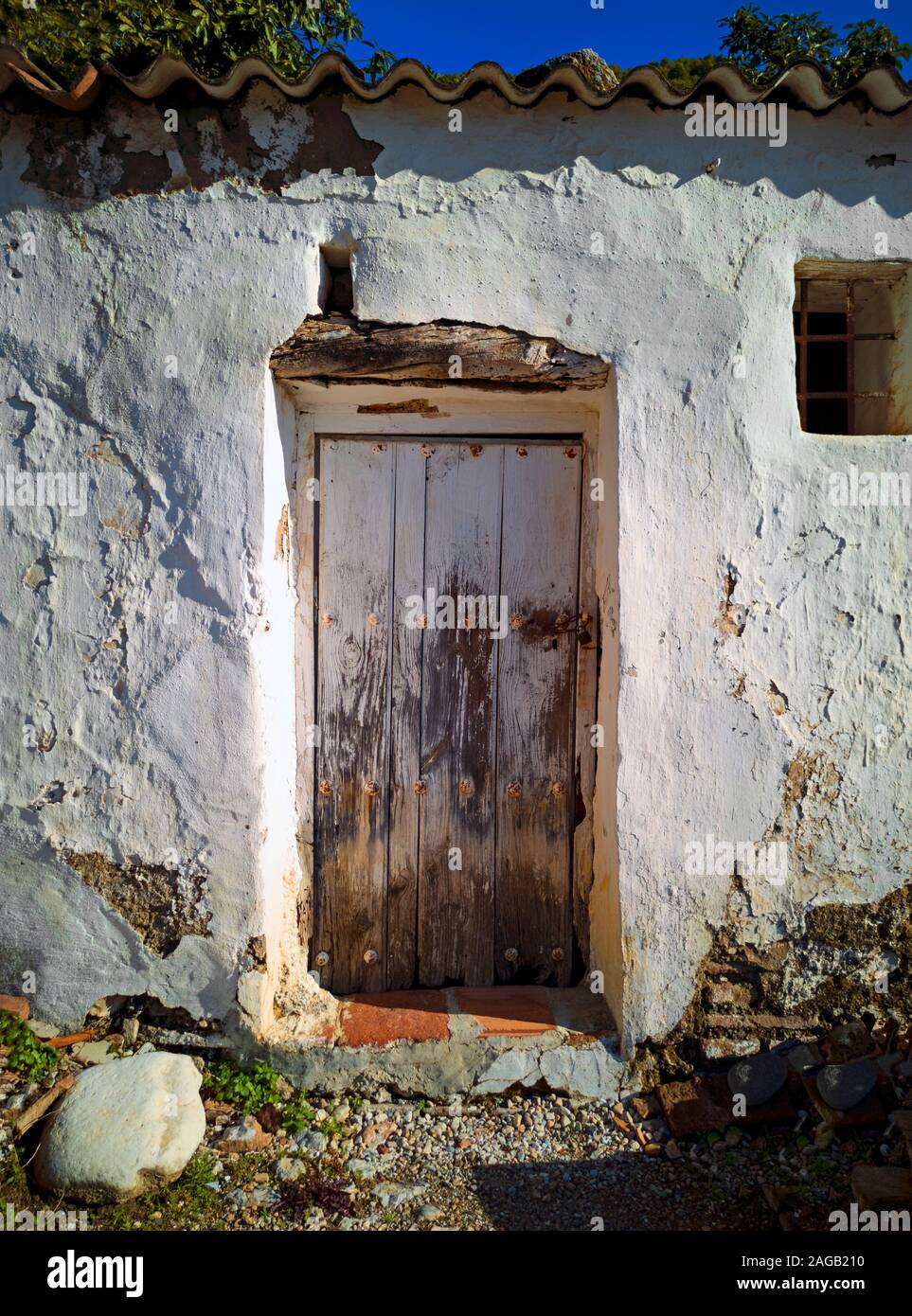 Il shabby chic del vecchio porta patinato di una vecchia casa sul bordo di Frigiliana, ora utilizzato per lo storage agricola ai piedi della Sierra de Tej Foto Stock