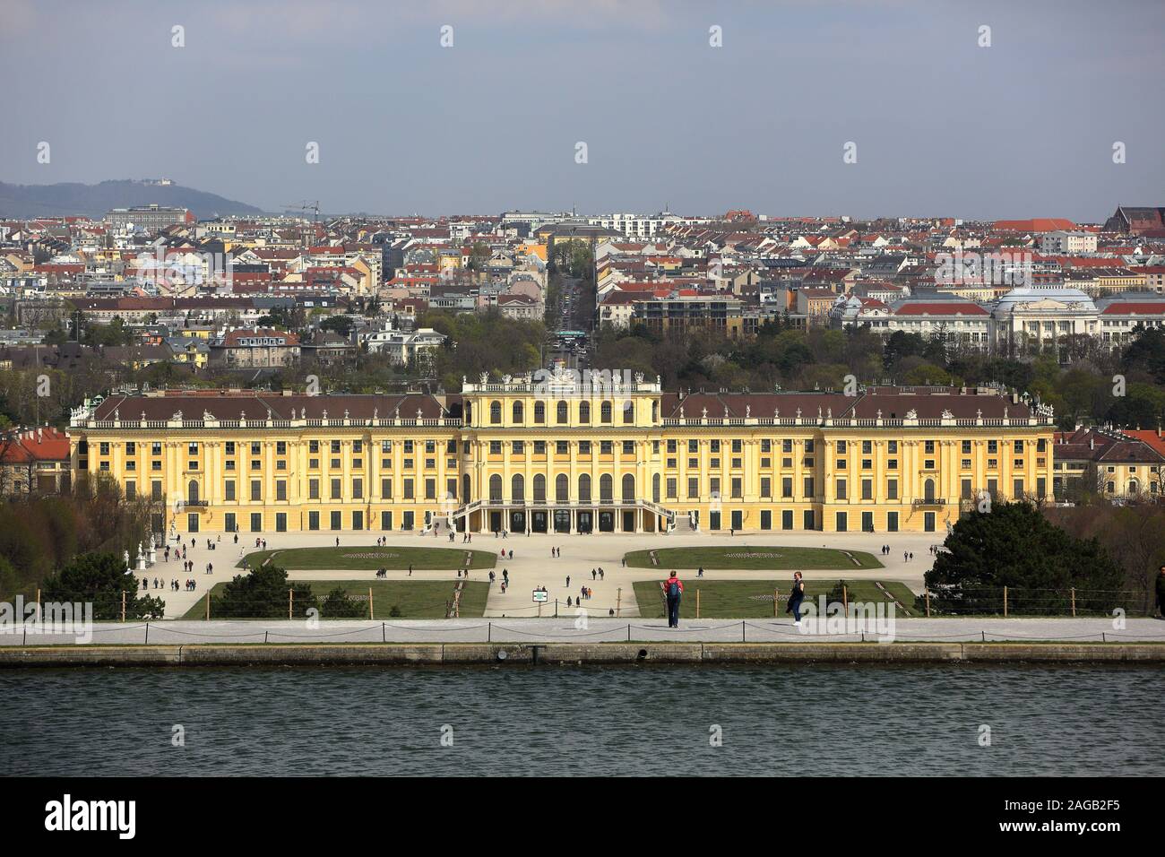 Il Palazzo di Schönbrunn fu la principale residenza di estate dei righelli asburgica, situato in Hietzing, Vienna. Il 1,441-camera palazzo rococò è uno dei più importanti architettonico, culturale e monumenti storici nel paese. A partire dalla metà degli anni cinquanta è stato una grande attrazione turistica. La storia del palazzo e dei suoi vasti giardini che copre oltre 300 anni, che riflette il cambiamento dei gusti, degli interessi e delle aspirazioni dei successivi monarchi asburgica.Nel 1569, il Sacro Romano Imperatore Massimiliano II ha acquistato una grande pianura alluvionale del fiume Wien al di sotto di una collina, situato tra Meidling e Hietzing, dove un modulo Foto Stock