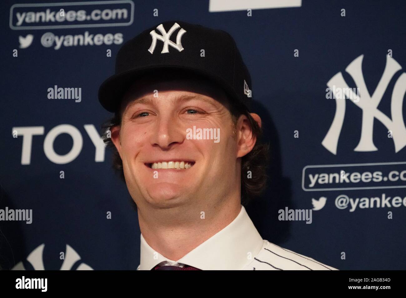 Bronx, Stati Uniti. Xviii Dicembre, 2019. Gerrit Cole è pulita ben rasata come egli guarda su come i New York Yankees tenere una conferenza stampa di presentazione del loro nuovo $324 milioni brocca Gerrit Cole allo Yankee Stadium di New York City il Mercoledì, 18 dicembre 2019. È il più grande contratto di baseball di sempre in termini di valore medio annuo a $36 milioni. Foto di Bryan Smith/UPI Credito: UPI/Alamy Live News Foto Stock