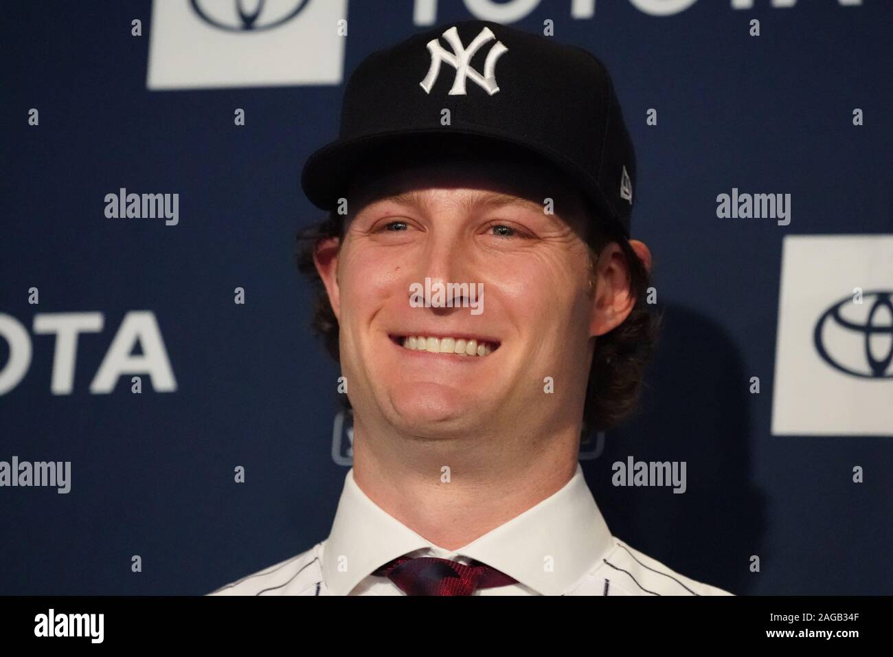 Bronx, Stati Uniti. Xviii Dicembre, 2019. Gerrit Cole guarda su come i New York Yankees tenere una conferenza stampa di presentazione del loro nuovo $324 milioni brocca Gerrit Cole allo Yankee Stadium di New York City il Mercoledì, 18 dicembre 2019. È il più grande contratto di baseball di sempre in termini di valore medio annuo a $36 milioni. Foto di Bryan Smith/UPI Credito: UPI/Alamy Live News Foto Stock