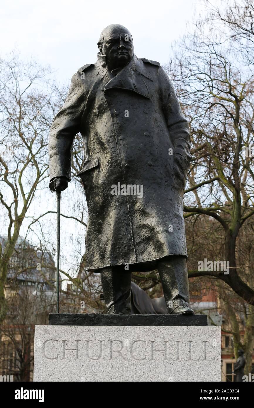 Statua di Sir Winston Churchill in piazza del Parlamento, Westminster, London, Regno Unito. Sir Winston Leonard Spencer-Churchill era Primo Ministro conservatore f Foto Stock