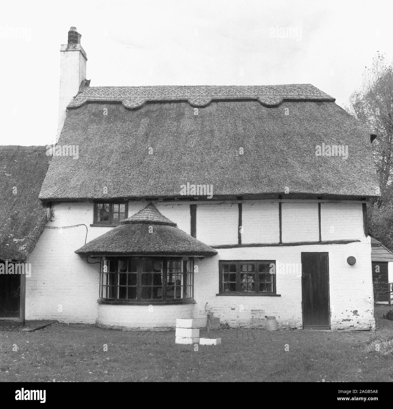 1960, storica, vista esterna di un antico cottage con tetto in paglia, vicino al castello di Dever, Buckinghamshire, Inghilterra, Regno Unito. Foto Stock