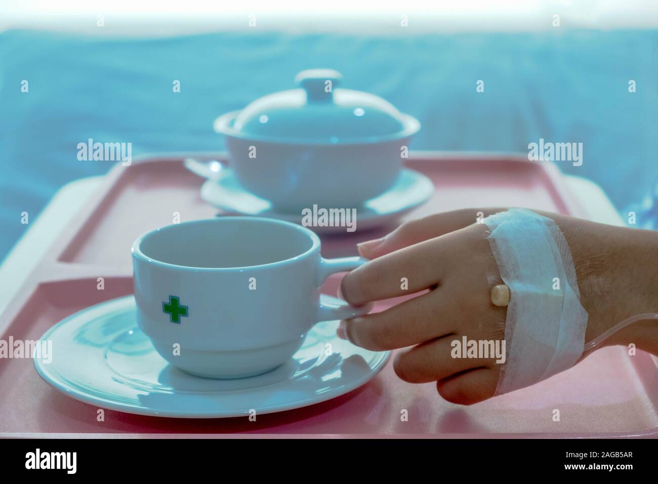 Paziente in ospedale con cibo, recuperando in letto vicino fino Foto Stock