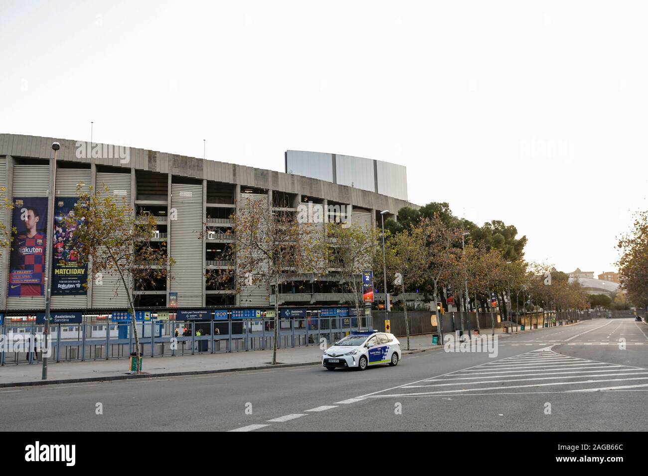 Le proteste dei democratici dello Tsunami al di fuori del Camp Nou Stadium durante la Liga match tra FC Barcelona e Real Madrid al Camp Nou su dicembre 18, 2019 a Barcellona, Spagna. Cordon premere Foto Stock