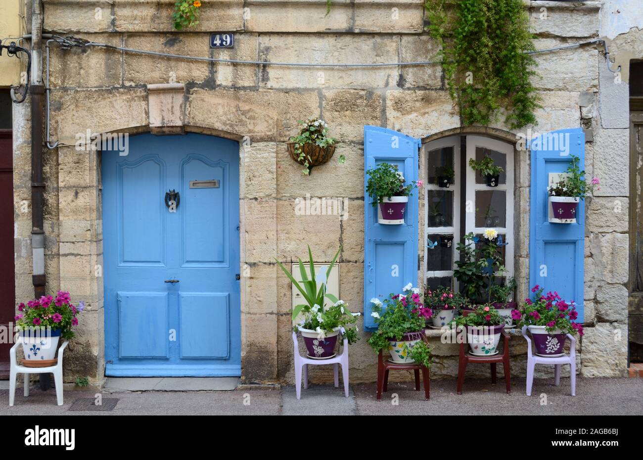 Decorate Casa di villaggio con Blue Door, persiane blu & vasi di piante che decorano la facciata Trans-en-Provence Var Provence Francia Foto Stock