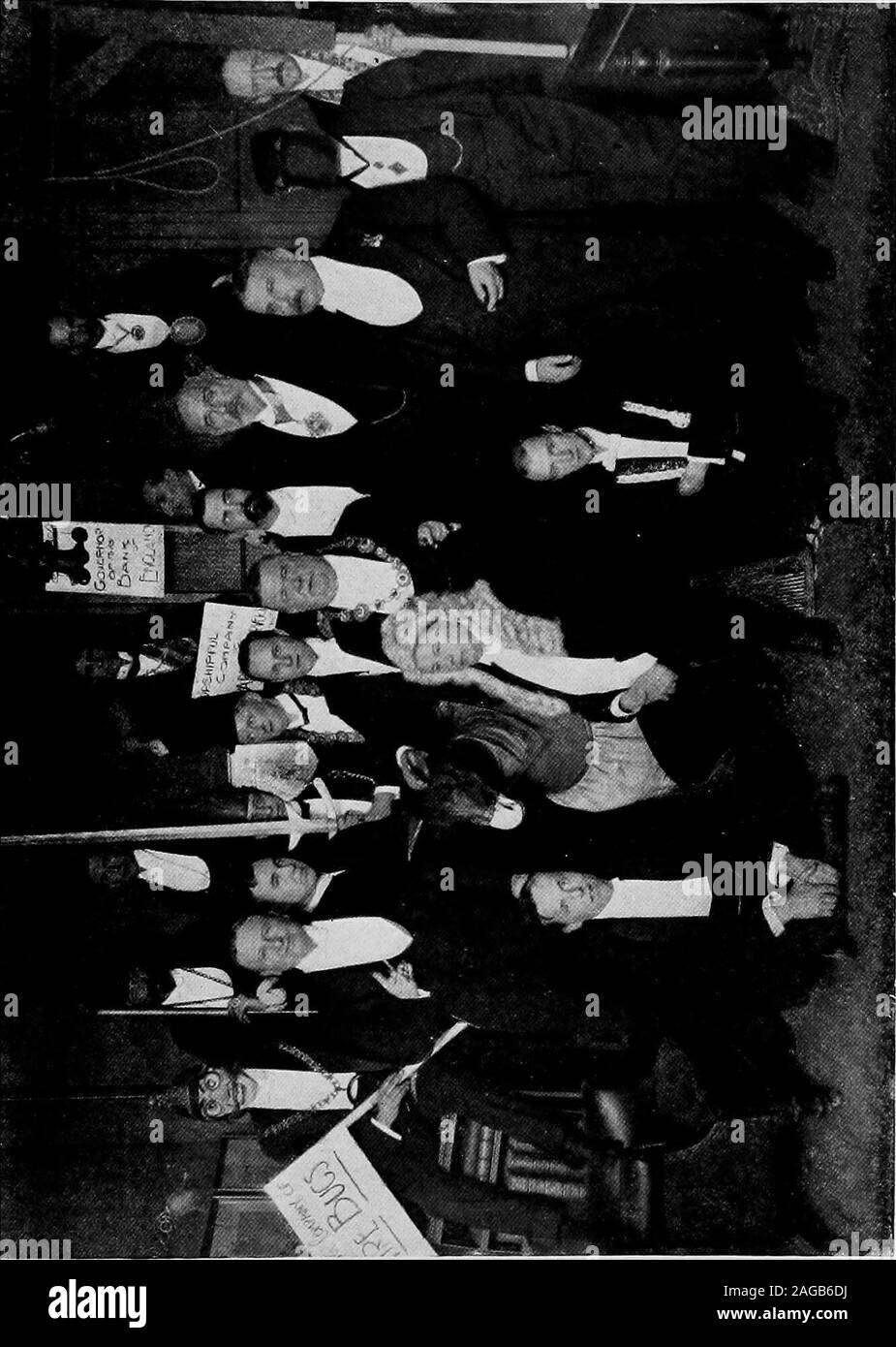 . Un signore sindaco di diario, 1906-7. me. Poi il freedomof tabella inferiore è stato conferito su di me, andwe bevuto da un cameriere secchio zincato (calleda amare-cup). Dopo la cena il nuovo registratore recitato, andinvested me, metà terribile giuramenti sotto thissolemn gable, con la piena libertà del bottomtable. Quindi gong sono state sbattute, luci erano putout, blue flames emessa, etc. etc. Dopo tutto thiswe aveva un ottimo intrattenimento e concerto,e il sig. Sheriff Dunn e ho ottenuto via circa3 oclock. Domenica, 10 febbraio.-andato in stato di St.Andrews, Holborn, al servizio a 11. Lunedì, 11 febbraio. - Mee Foto Stock