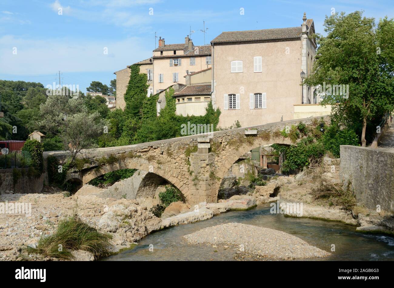 Città Vecchia e ponte di pietra sul fiume Nartuby Trans-en-Provence Var Provence Francia Foto Stock