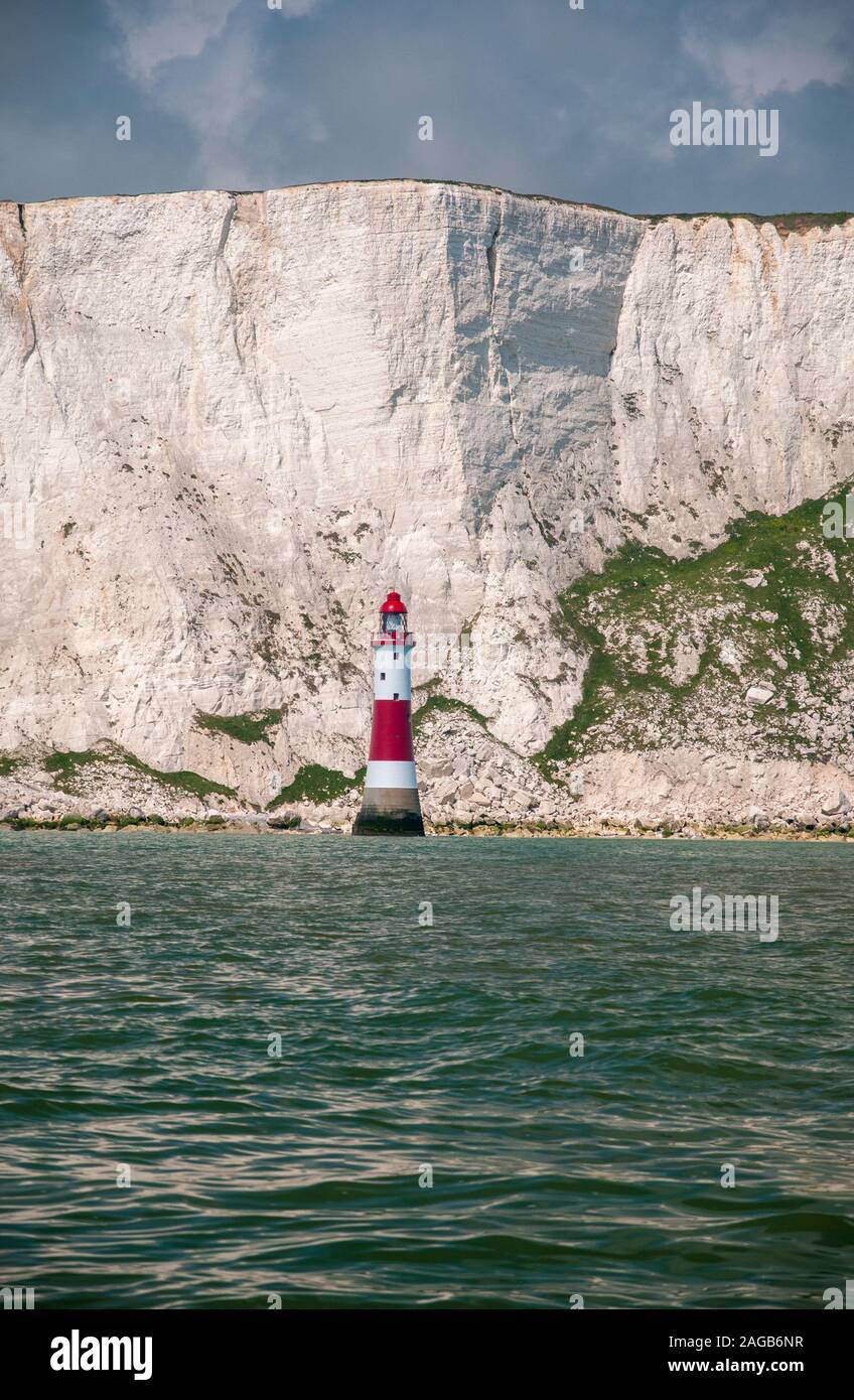 Beachy Head Lighthouse e bianco gesso scogliere visto da una barca, Sussex Downs, East Sussex, Regno Unito Foto Stock