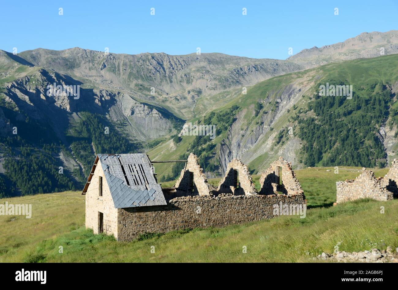 Abbandonato e rovinato Chalet presso la Ex militare di Camp des Fourches (1896-1910) Route de la Bonette Saint-Dalmas-le-bocchetta Alpes-Maritimes Francia Foto Stock