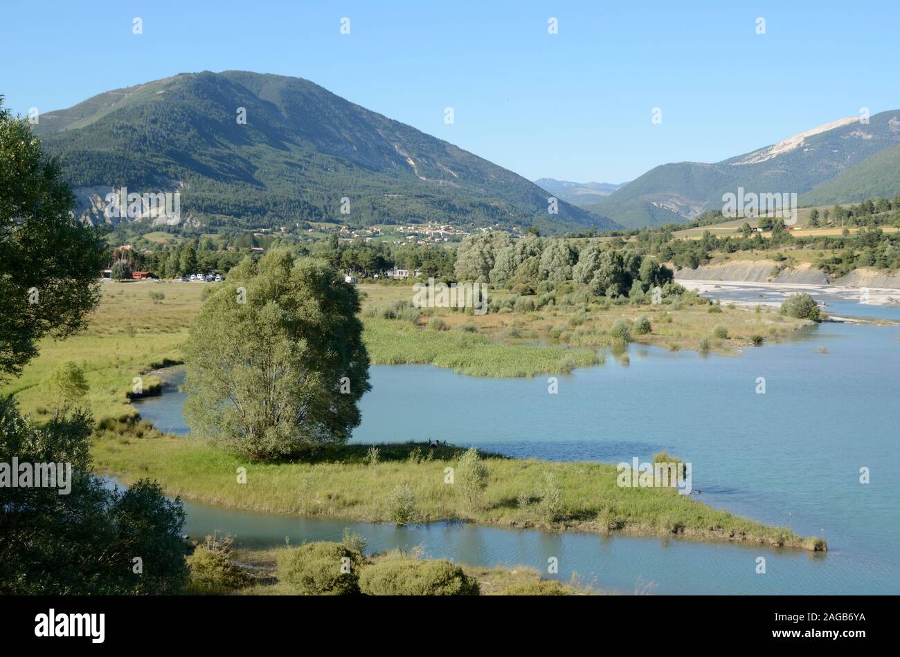 Vista sul lago di Castillon, Saint-André-les-Alpes, Le Haut Verdon o della parte superiore del Verdon Valley & Mont Chalvet (1609m) Provence Francia Foto Stock