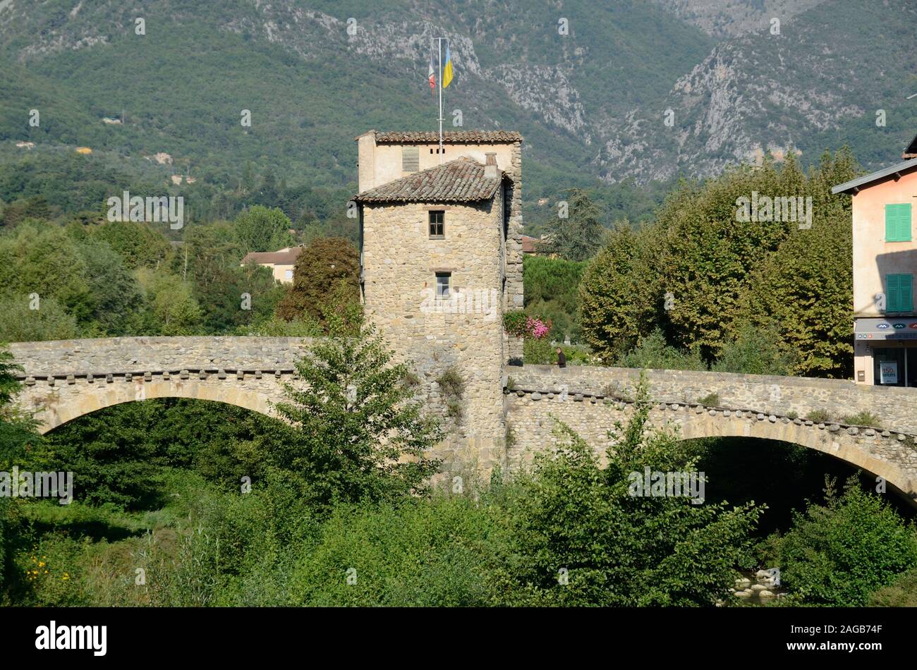 Il vecchio ponte a pedaggio (c13th) oltre il Fiume Bévéra Sospel Alpes-Maritimes Francia Foto Stock