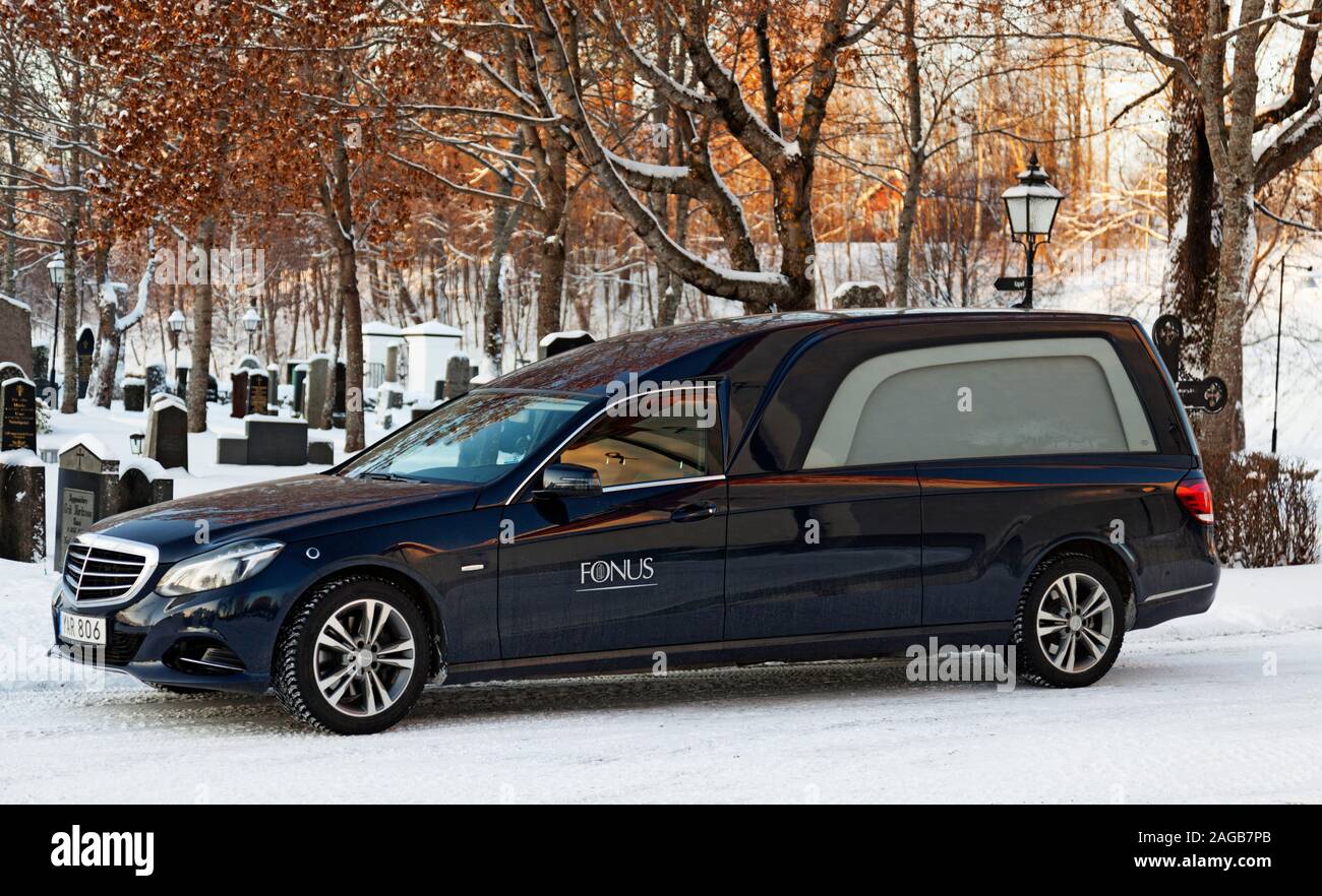 Umea, Norrland Svezia - 9 Dicembre 2019: un funerale auto al di fuori della chiesa Foto Stock