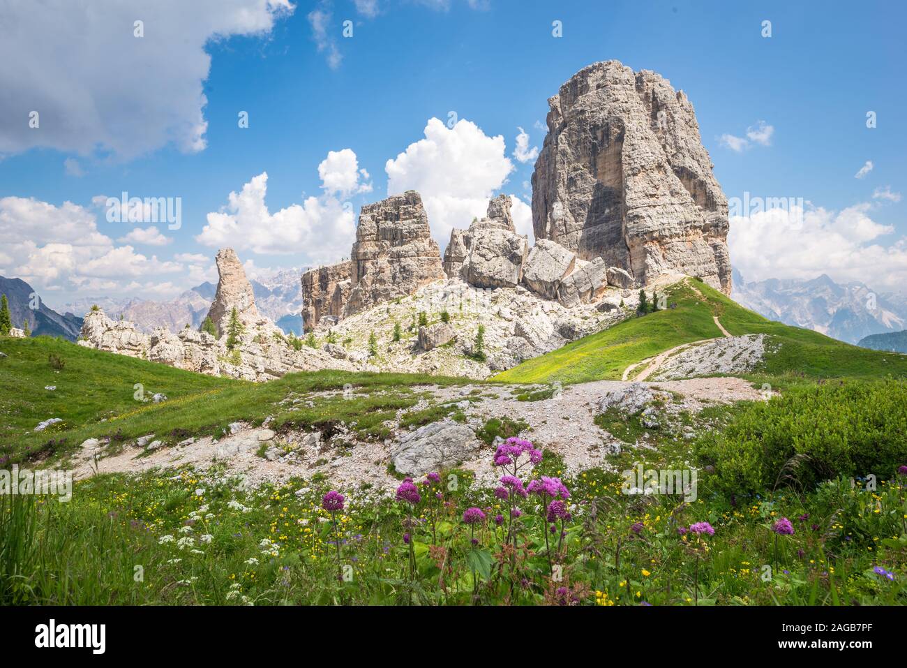La formazione di montagna " Cinque Torri' nell'Ampezzo Dolomiti, Italia. Luogo famoso per il suo paesaggio e la prima guerra mondiale. Foto Stock