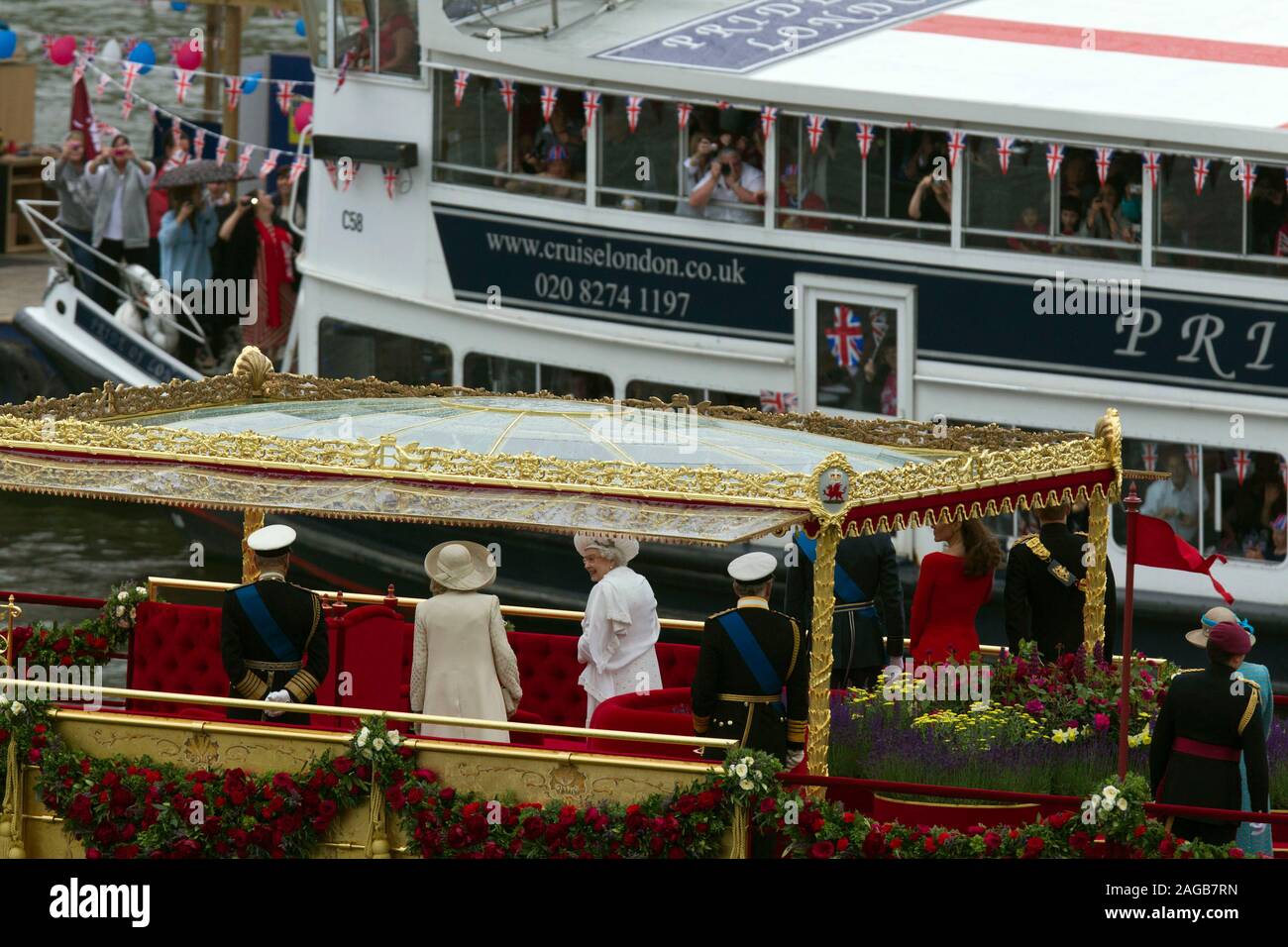 Un migliaio di piccole barche di unirsi alla famiglia reale per il Corteo sul Fiume Tamigi nel 2012 per celebrare il Giubileo di Diamante di Elisabetta II essendo il sessantesimo anniversario dell'adesione di Sua Maestà la regina il 6 febbraio 1952. Foto Stock