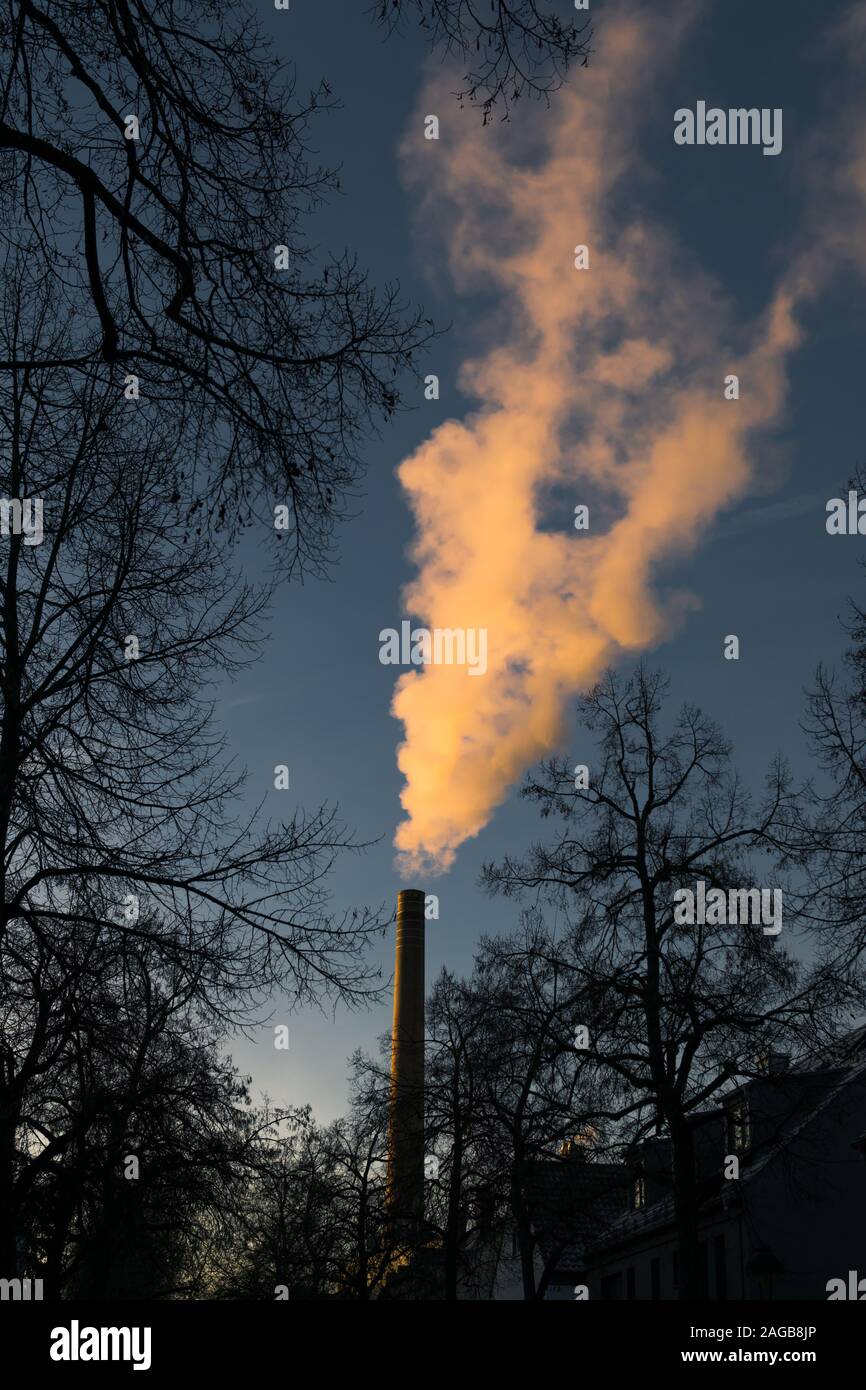 Immagine del camino industriale e del fumo con cielo blu Foto Stock