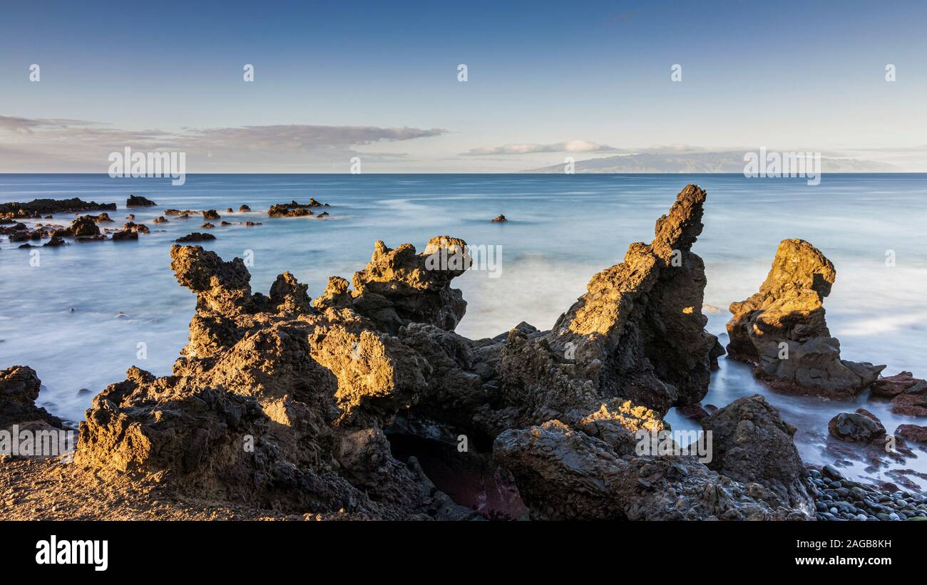Una lunga esposizione paesaggi marini lungo la costa rocciosa a Fonsalia sulla costa occidentale di Tenerife, Isole Canarie, Spagna Foto Stock