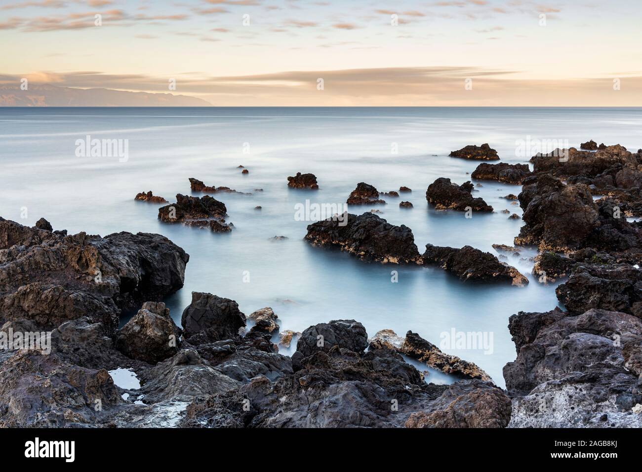 Una lunga esposizione paesaggi marini lungo la costa rocciosa a Fonsalia sulla costa occidentale di Tenerife, Isole Canarie, Spagna Foto Stock
