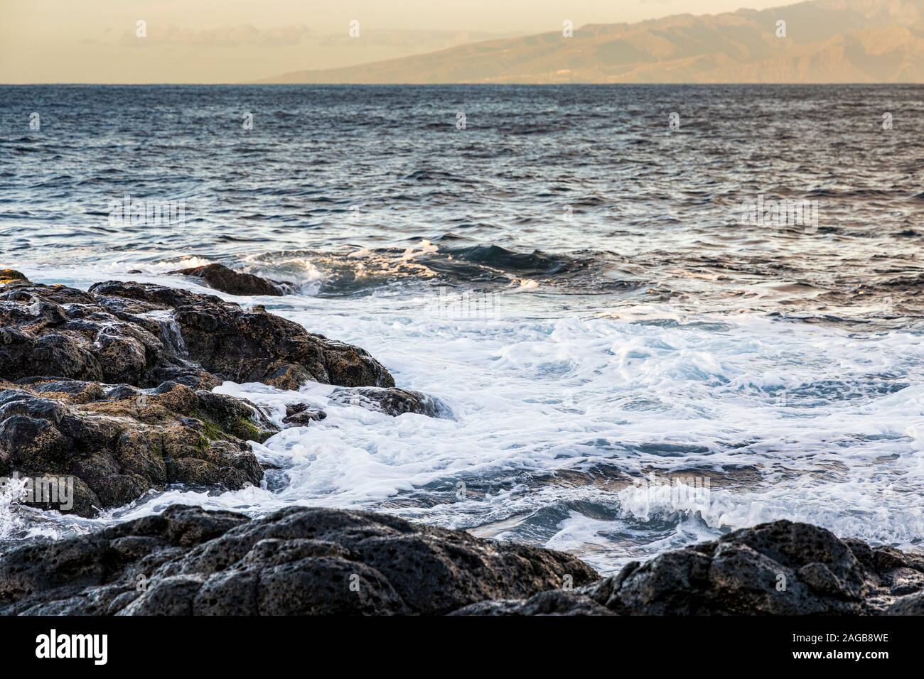 Paesaggi marini lungo la costa rocciosa a Fonsalia sulla costa occidentale di Tenerife, Isole Canarie, Spagna Foto Stock