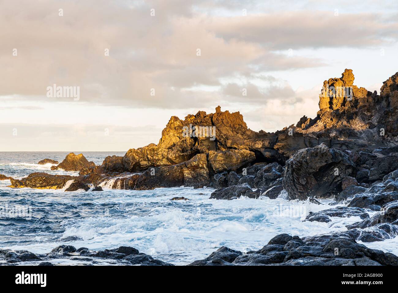 Paesaggi marini lungo la costa rocciosa a Fonsalia sulla costa occidentale di Tenerife, Isole Canarie, Spagna Foto Stock