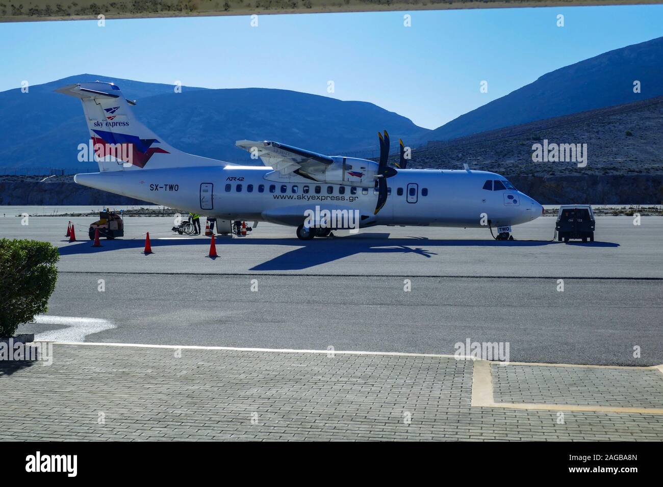 Sky Express ATR 42 velivolo sul piazzale dell'aeroporto dell'isola, Kalymnos Grecia Foto Stock