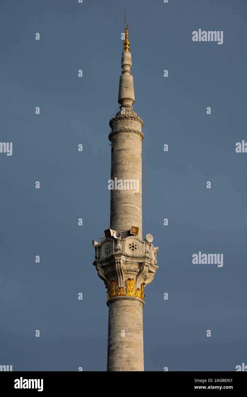 Minareto della Moschea Ortakoy (Ortakoy Camii). ufficialmente il Buyuk Mecidiye Camii. Lo Stretto del Bosforo. Istanbul, Turchia Foto Stock